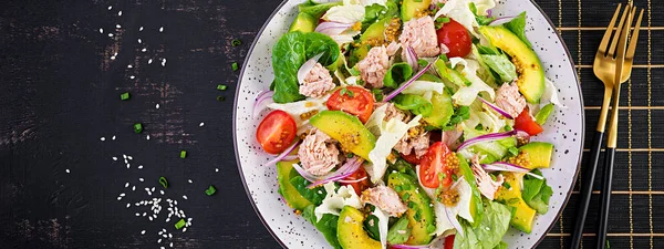 Salada Atum Com Alface Tomate Cereja Abacate Cebola Vermelha Comida — Fotografia de Stock