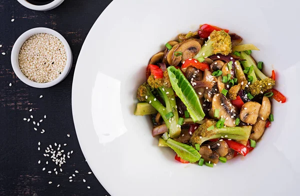 Wymieszać Warzywa Smażone Grzybami Papryką Czerwoną Cebulą Brokułami Zdrowe Jedzenie — Zdjęcie stockowe