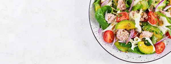 Salad Ikan Tuna Dengan Selada Tomat Ceri Alpukat Dan Bawang — Stok Foto
