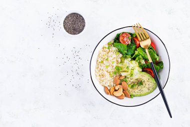 Moda salatası. Bulgur, avokado, salatalık, marul, domates ve chia tohumlu vejetaryen Buda kasesi. Etsiz Uluslararası Gün. Vejetaryen salatası. Üst görünüm, genel görünüm, düz görünüm