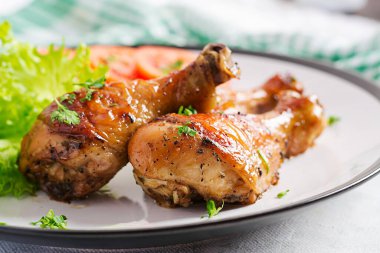 Baharatlı tavuk budu ve taze sebze. Fırınlanmış but..