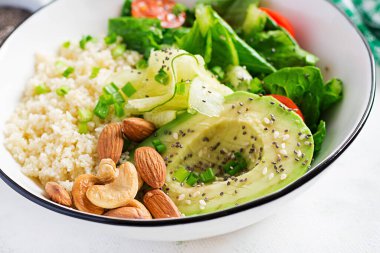 Moda salatası. Bulgur, avokado, salatalık, marul, domates ve chia tohumlu vejetaryen Buda kasesi. Etsiz Uluslararası Gün. Vejetaryen salatası.