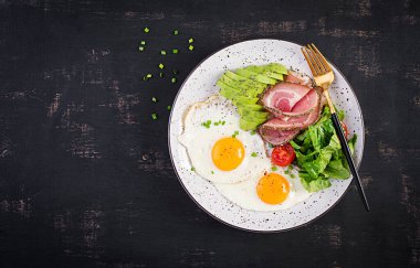 Ketogenik / paleo diyeti. Yağda yumurta, jambon, avokado ve taze salata. Keto kahvaltısı. Brunch olsun. Üst görünüm, genel görünüm