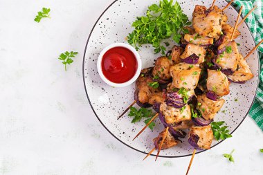 Kırmızı soğanlı ızgara tavuk kebabı. Izgara et şiş, hafif arka planda şiş kebap. Üst görünüm, genel görünüm, düz görünüm