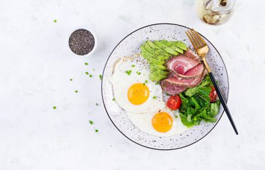 Ketogenik / paleo diyeti. Yağda yumurta, jambon, avokado ve taze salata. Keto kahvaltısı. Brunch olsun. Üst görünüm, genel görünüm