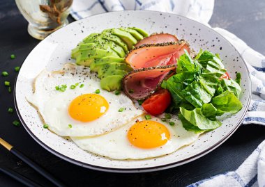 Ketogenik / paleo diyeti. Yağda yumurta, jambon, avokado ve taze salata. Keto kahvaltısı. Kahvaltı..