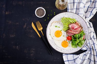 Ketogenik / paleo diyeti. Yağda yumurta, jambon, avokado ve taze salata. Keto kahvaltısı. Brunch olsun. Üst görünüm, genel görünüm