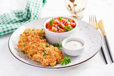 Domates salatalı yeşil bezelye köfteli ev yapımı tavuk. Tavuk pirzolası.