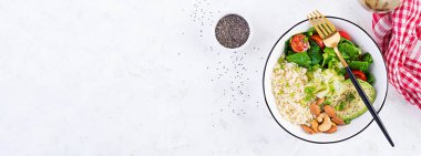 Moda salatası. Bulgur, avokado, salatalık, marul, domates ve chia tohumlu vejetaryen Buda kasesi. Etsiz Uluslararası Gün. Vejetaryen salatası. Üst görünüm, genel görünüm, afiş