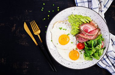 Ketogenik / paleo diyeti. Yağda yumurta, jambon, avokado ve taze salata. Keto kahvaltısı. Brunch olsun. Üst görünüm, genel görünüm