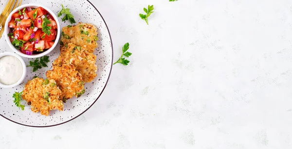 Domates Salatalı Yeşil Bezelye Köfteli Yapımı Tavuk Tavuk Pirzolası Üst — Stok fotoğraf