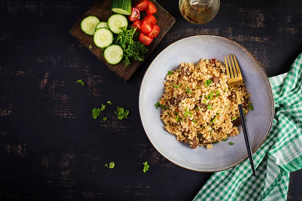 Bulgur Pilaf Con Carne Verduras Delicioso Almuerzo Caliente Saludable Sobre — Foto de Stock