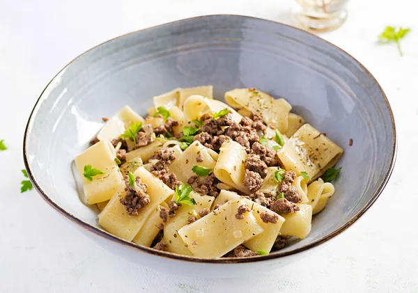 Pasta Calamarata Mit Hackfleisch Blauer Schüssel Italienische Küche — Stockfoto