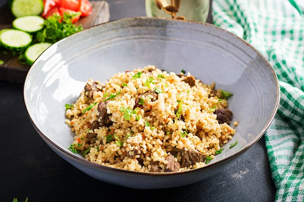 Bulgur Pilaf Hússal Zöldséggel Finom Egészséges Meleg Ebéd Fekete Háttérrel — Stock Fotó