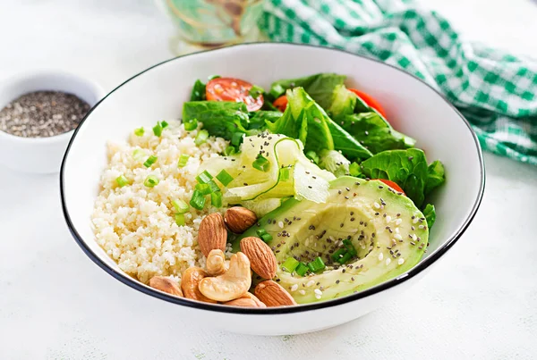 Trendy Salade Vegan Boeddha Kom Met Bulgur Avocado Komkommer Sla — Stockfoto