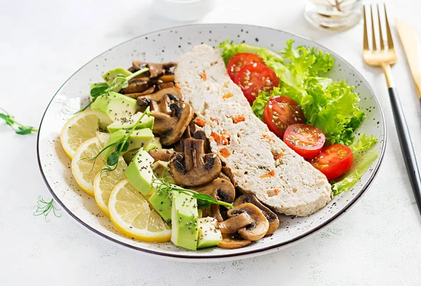 Trendy Salade Kippengehaktbrood Gebakken Champignons Met Salade Verse Tomaten Avocado — Stockfoto