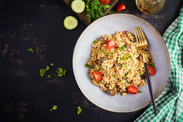 Bulgur Pilaf Carne Legume Delicioase Prânz Cald Sănătos Fundal Negru — Fotografie, imagine de stoc