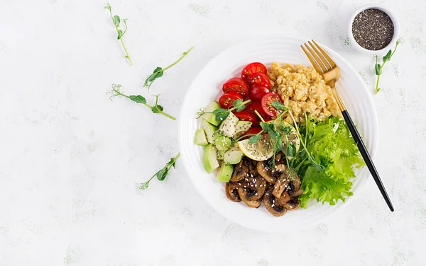 Salată Modă Vasul Vegan Buddha Linte Avocado Ciuperci Salată Verde — Fotografie, imagine de stoc