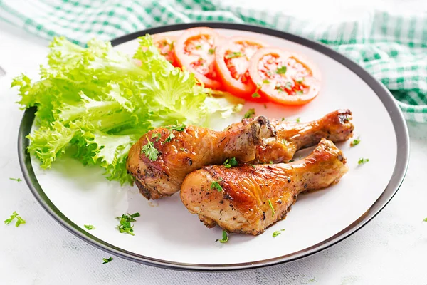 Grillezett Csirkeláb Fűszerekkel Friss Zöldségekkel Sült Dobverő — Stock Fotó