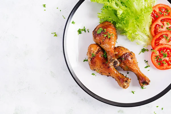 Grillezett Csirkeláb Fűszerekkel Friss Zöldségekkel Sült Dobverő Felülnézet Lapos Fektetés — Stock Fotó