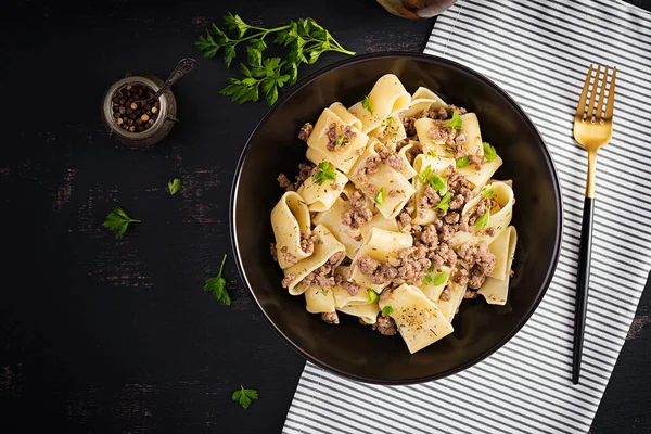 Pasta Calamarata Mit Hackfleisch Schwarzer Schüssel Italienische Küche Blick Von — Stockfoto