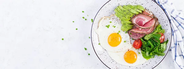 Dieta Cetogénica Paleo Huevos Fritos Jamón Aguacate Ensalada Fresca Keto —  Fotos de Stock