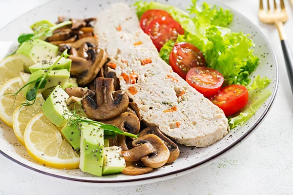 Trendy Salade Kippengehaktbrood Gebakken Champignons Met Salade Verse Tomaten Avocado — Stockfoto