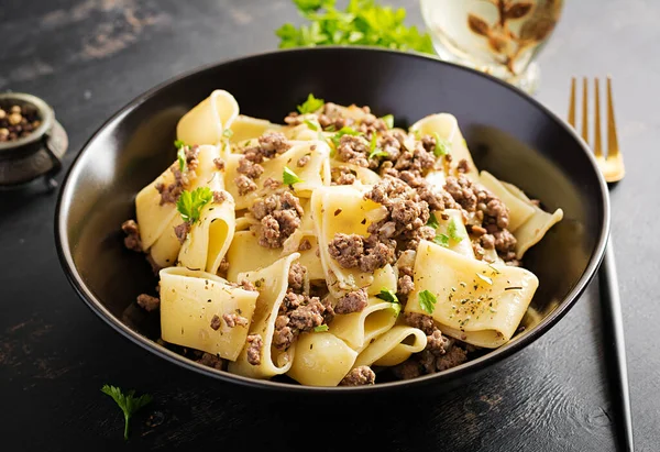 Pasta Calamarata Mit Hackfleisch Schwarzer Schüssel Italienische Küche — Stockfoto