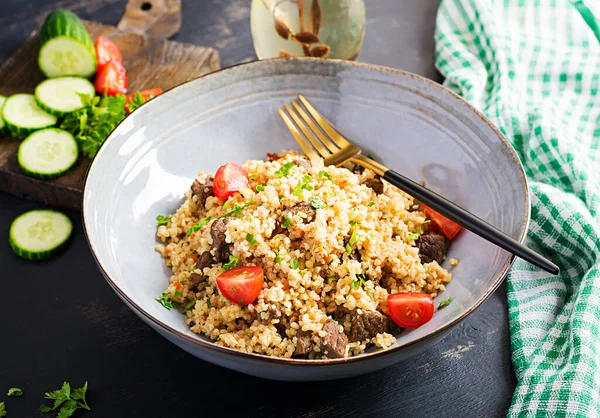 Bulgur Pilaf Hússal Zöldséggel Finom Egészséges Meleg Ebéd Fekete Háttérrel — Stock Fotó