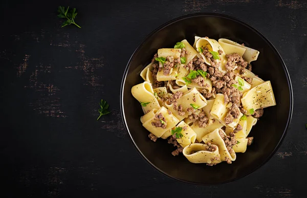 Pasta Calamarata Mit Hackfleisch Schwarzer Schüssel Italienische Küche Blick Von — Stockfoto
