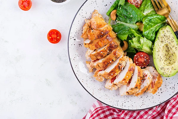 Trendi Saláta Csirkés Grillezett Filé Salátával Friss Paradicsommal Avokádóval Egészséges — Stock Fotó
