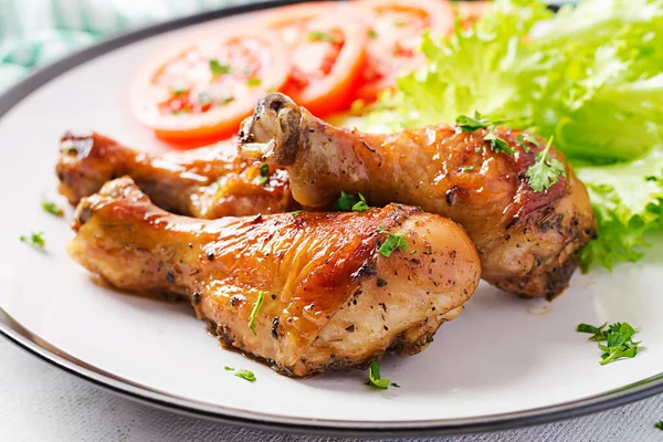 Jambes Poulet Grillées Aux Épices Légumes Frais Baguettes Cuites Four — Photo