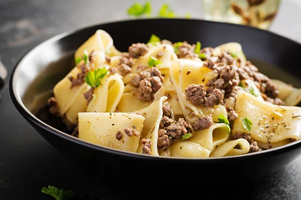 Pasta Calamarata Mit Hackfleisch Schwarzer Schüssel Italienische Küche — Stockfoto