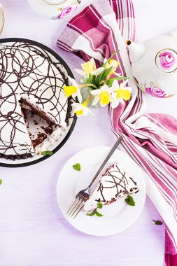 Kirazlı çikolatalı pasta ve arka planda krema. Üst görünüm, genel görünüm