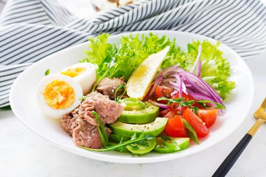 Sağlıklı yiyecekler. Yumurtalı ton balığı salatası, marul, vişneli domates, avokado ve kırmızı soğan. Fransız mutfağı..