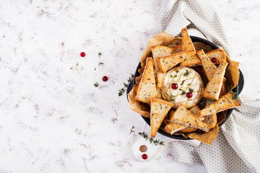 Kızarmış ekmek ve kekik ile pişirilmiş camembert peyniri. Üst görünüm, genel görünüm