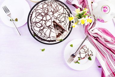 Kirazlı çikolatalı pasta ve arka planda krema. Üst görünüm, genel görünüm