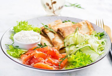 Tuzlu somon, krem peynir ve salatalı krep..