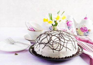 Kirazlı çikolatalı pasta ve arka planda krema..