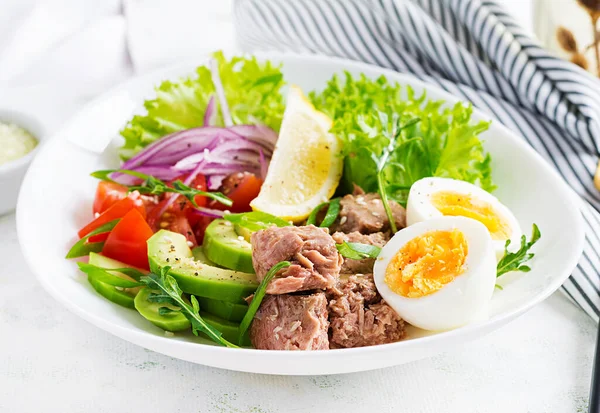 Mâncare Sănătoasă Salată Ton Ouă Salată Verde Roșii Cherry Avocado — Fotografie, imagine de stoc