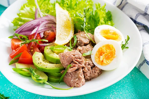 Comida Saudável Salada Atum Com Ovos Alface Tomate Cereja Abacate — Fotografia de Stock