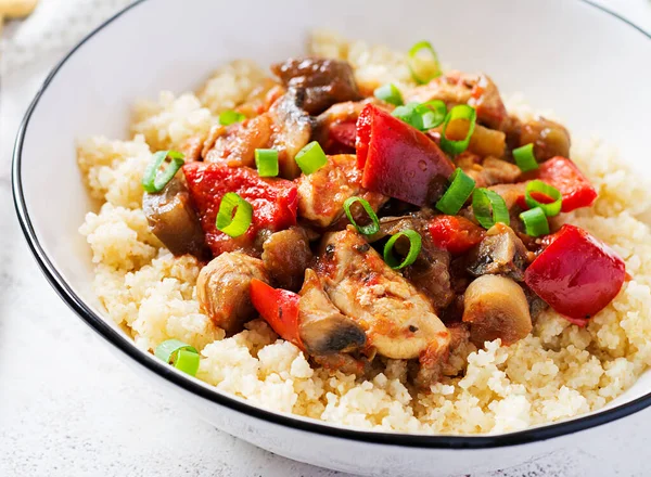 Bulgur Pirított Csirke Gomba Padlizsán Paprika Paradicsom Fehér Tálban — Stock Fotó