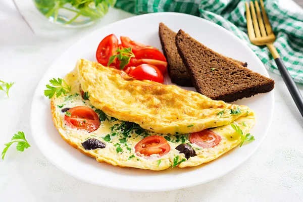 Breakfast Omelette Tomatoes Black Olives Cottage Cheese Green Herbs White — Stock Photo, Image