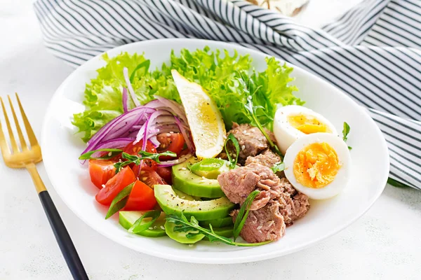 Gesunde Ernährung Thunfischsalat Mit Eiern Salat Kirschtomaten Avocado Und Roten — Stockfoto