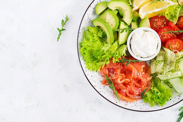 Salada Salmão Peixe Salgado Abacate Tomate Cereja Pepino Alface Queijo — Fotografia de Stock