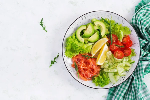 Salad Ikan Asin Salmon Alpukat Tomat Ceri Mentimun Selada Dan — Stok Foto