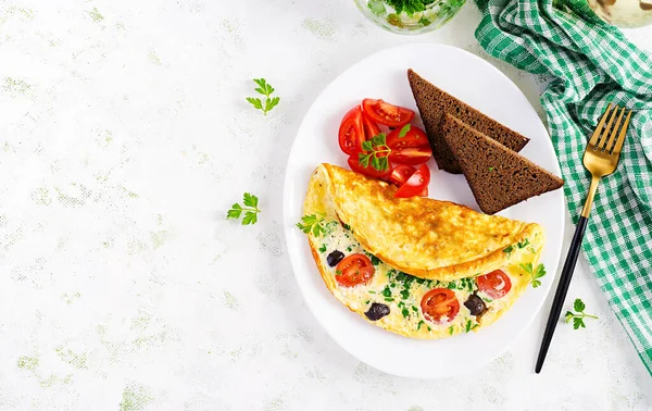 Ontbijt Omelet Met Tomaten Zwarte Olijven Kwark Groene Kruiden Wit — Stockfoto