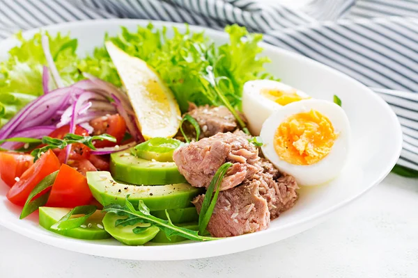 Comida Saudável Salada Atum Com Ovos Alface Tomate Cereja Abacate — Fotografia de Stock