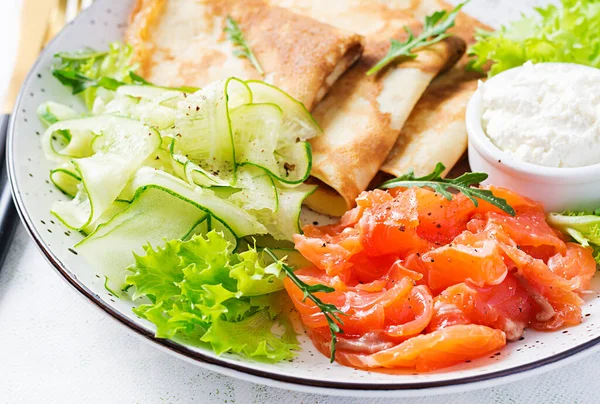 Crepes Somon Sărat Brânză Cremă Salată — Fotografie, imagine de stoc