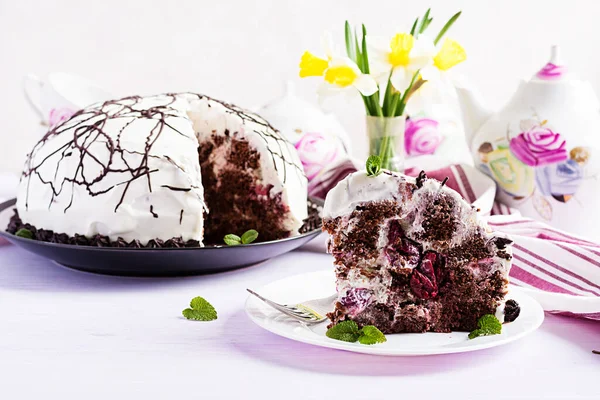 Kirazlı Çikolatalı Pasta Arka Planda Krema — Stok fotoğraf
